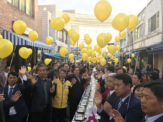2017년 4월 15일 1913송정역시장의 활성화 염원을 담은 1주년 기념행사 모습. 광주창조경제혁신센터 제공